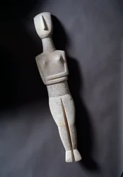 Kvindelig idol, skematisk figur, hvid marmor med okkerindlæg, 3200-2000 f.Kr.