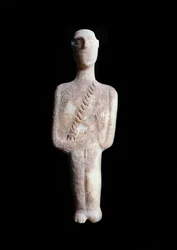 Mandlig idol, skematisk figur. Skulptur af hvid marmor med okker incrustationer, 3200-2000 f.Kr