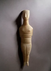 Skematisk kvindefigur, hvid marmor med okker incrustationer, 3200-2000 f.Kr.
