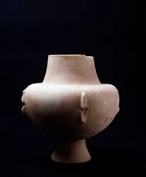 Hvid marmorvase med okkerfarvede pletter. Kykladisk civilisation, 3200 f.Kr. til 2000 f.Kr