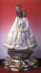 Statuette af Jomfru Maria af Svatá Hora (træ, metal og stof)