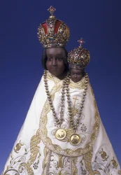 Statuette af Jomfru Maria af Svatá Hora (træ, metal og stof)