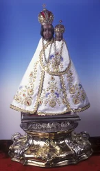 Statuette af Jomfru Maria af Svatá Hora (træ, metal og stof)