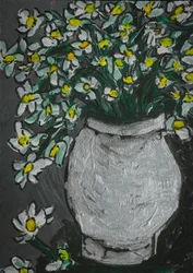 Hvide blomster i grå vase