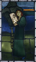 Et panel af blyholdigt glas forestiller en kvindefigur i fuld længde, der spiller et strengeinstrument