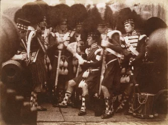 [Officer for 92. Gordon Highlanders læser for tropperne, Edinburgh Castle], 9. april 1846. Skabere: David Octavius Hill, Robert Adamson, Hill & Adamson.