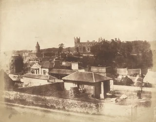 Linlithgow, fra banegården, med rådhuset, St. Michael