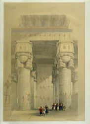 Under søjlegangen i templet i Dendera ...