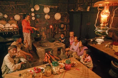 En familie sidder sammen før middagen. Tenggerese, Java, Indonesien.