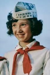 Ung pige i Ung pionerlejr, obligatorisk ungdomsorganisation, til sovjetisk indoktrinering, KHABAROVSK, USSR