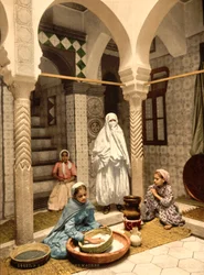 Mauriske kvinder, der tilbereder couscous i en gård, Algier, Algeriet, ca. 1899