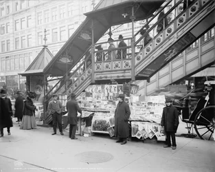En karakteristisk avisbod på fortovet i New York City, ca. 1903