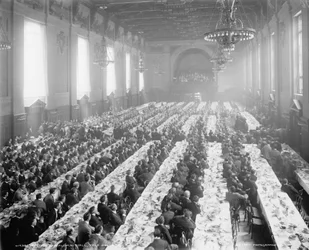Banket i Alumni Hall [dvs. University Commons], Yale College, Connecticut, ca. 1900-06