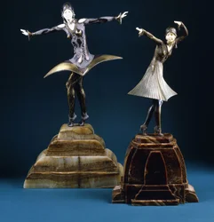 Kora, en eksotisk danser, tidligt i det 20. århundrede (ilt og koldmalet bronze, onyx base)
