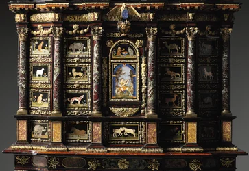 Louis XIV skab-på-stand (forgyldt bronze, pietra dura, skildpadde, ask, eboniseret og pakkeforgyldt) (se også 1766355-6)