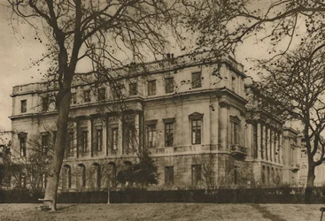 En udsigt over London Museum ved Lancaster House gennem The Green Park Railings, c1935.