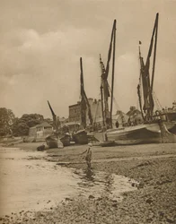 Pramme grundstødte ved Mortlake med tidevandet ved fuld ebbe, c1935.