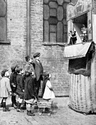 Børn ser et Punch and Judy-show i en gade i London, 1936