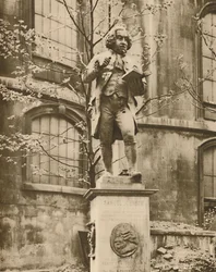 Dr. Johnson på hans piedestal, Wherece He Can See Fleet Street, c1935.