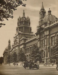 Facade af Victoria and Albert Museum i Cromwell Road, c1935.