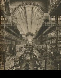 Store sal med dens klyngede bjælker og prydvand, c1935.
