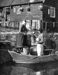 Grønthandler, der bringer varer med båd, Marken, Holland, 1936