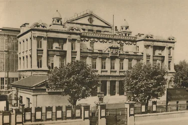 Uden for Peoples Palace i Mile End Road, c1935.