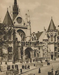 Royal Courts of Justice fra et vindue på hjørnet af Essex Street, c1935.