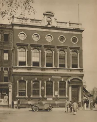 Skole på Leicester Square på stedet for Hogarths House, c1935.