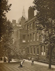 St. Pauls Dome breder sig over Amen Courts tage, c1935.