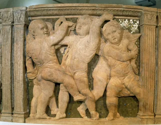 Pergamo del Duomo: musikalske engle. Marmorbas-relief til den udvendige prædikestol i katedralen i Prato, Italien. Skulptur lavet af Donato di Niccolo Donatello