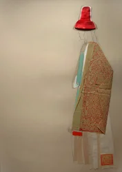Elegant figur med rød hat