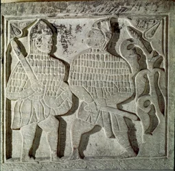 Seljukide-kunst (Seljukide eller Saljuqide): lavt relief, der repræsenterer to krigere. Fra Konya, Tyrkiet. 13. århundrede. Tyrkisk islamisk kunstmuseum, Istanbul