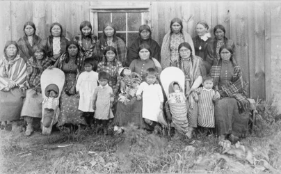 Kate McBeth (d.1915) med kvinderne i Nez Perce Womens Sewing Society