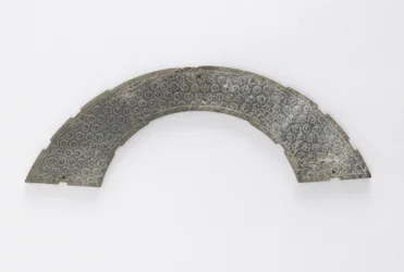 Tynd plaque skåret i cirkelbue, af typen huang, Changsha, Hunan-provinsen, 4.-3. århundrede f.Kr. (jade)