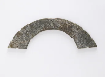 Tynd plaque skåret i cirkelbue, af typen huang, Changsha, Hunan-provinsen, 4.-3. århundrede f.Kr. (jade)