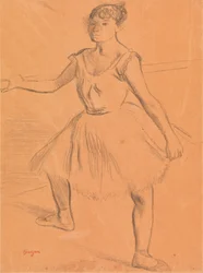 Ballerina står ved en bar