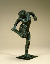 Danser holder sin fod, ca. 1900-10 (bronze)
