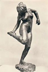 Danser ser på hendes højre fodsål, c1900
