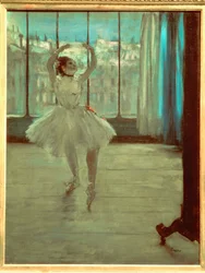 Danser foran et vindue