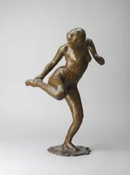 Danserinde ser på sin højre fodsål (bronze med en bleg solbrun patina. Hul, forsvundet voks, støbt)