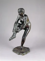 Danser tager sine strømper på (bronze)