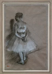 Danser stående, hænder krydsede bag hendes ryg. 1874. Blyant, hvide gouache highlights på papir. David Lachenmann samling.