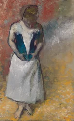 Stående kvinde set forfra, spænder om sit korset; Femme debout et vue de face, agrafant son korset