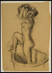 Kvinde stående i et badekar, ca. 1890-92