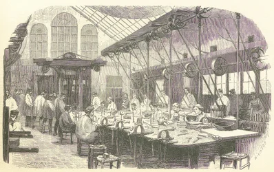 Sølvsmede på arbejde på Christophle Bestikfabrikken i Paris, pub. 1875 (gravering)