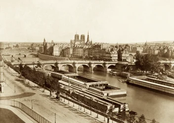 Seine med broer, i ryggen Notre-Dame de Paris
