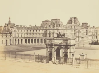 [Arc de Triomphe du Carrousel og Cour Napoléon, set fra Tuilerierne, Louvre, Paris]