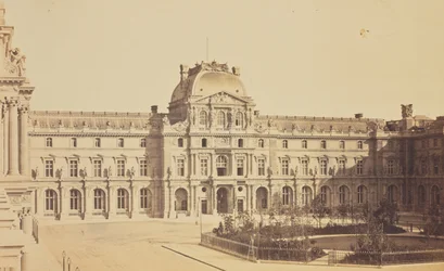 Cour Napoléon og Pavillon Sully set fra Turgot-fløjen i Louvre, Paris