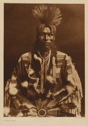 [En Piikani-mand i traditionel dragt]